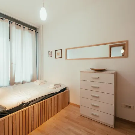 Cozy Corner Apartment *